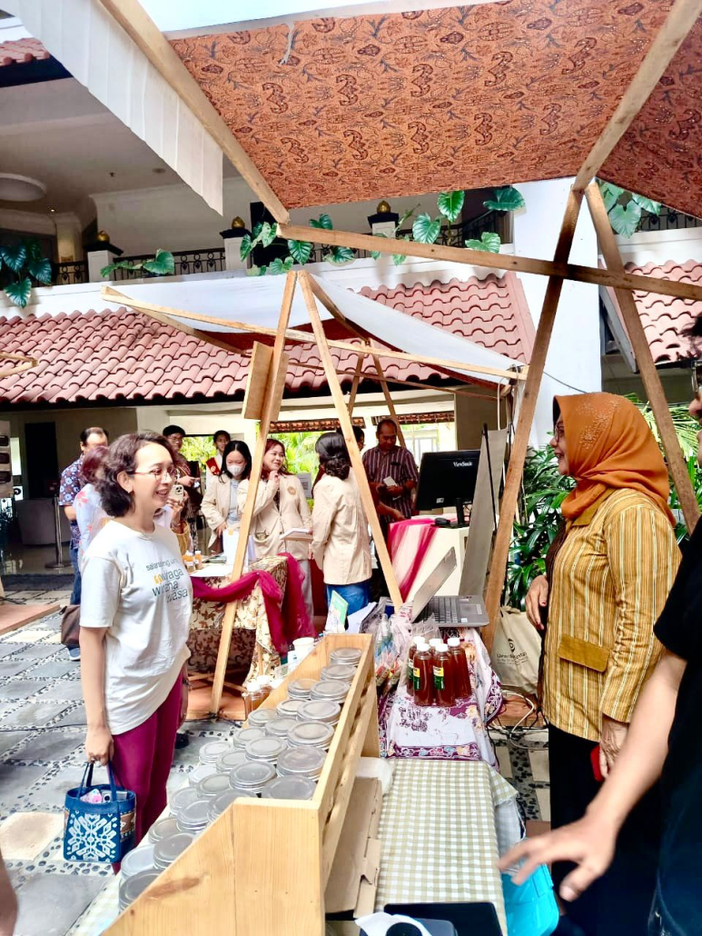 Kunjungan oleh GKR Bendara Putri Sultan ke Both PKH pada Pameran Jogja Culturan Wellness Tourism