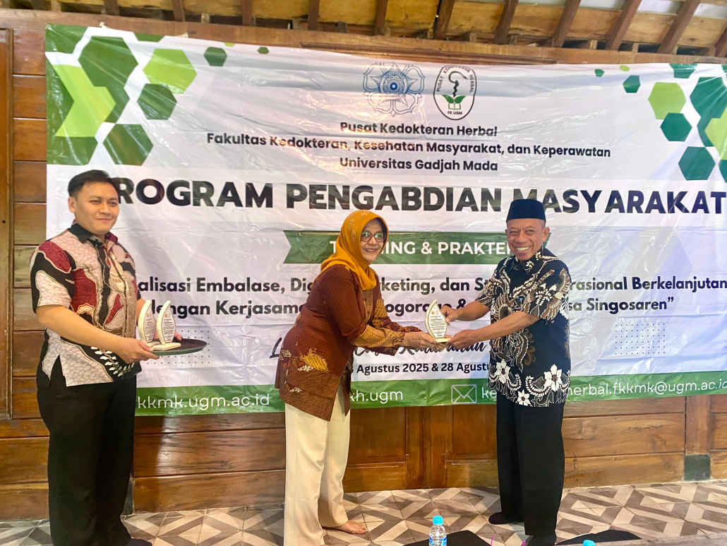 Penyerahan kenang kenangan kepada Lurah Singosaren pada kegiatan Abdimas