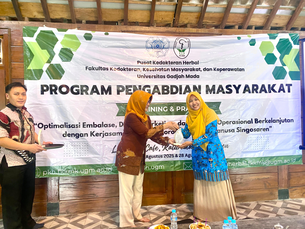 Penyerahan Kenang-kenangan tahun ke-3 kepada Mitra KWT