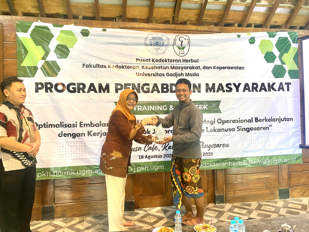 Penyerahan Kenang-kenangan atas kerjasama dengan Lokanusa Cafe